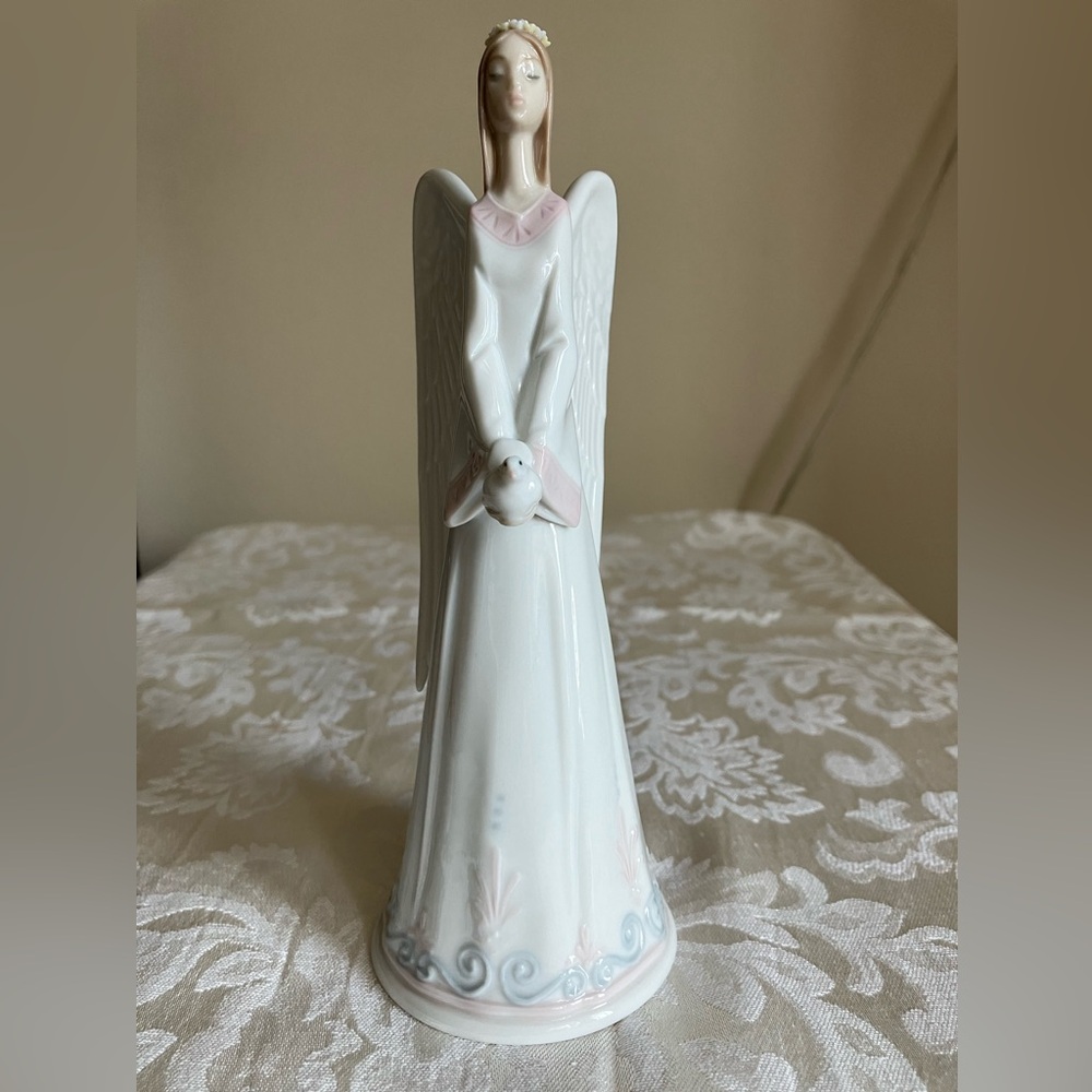Nao Lladro. Porcelain Figurine. Angel of Peace